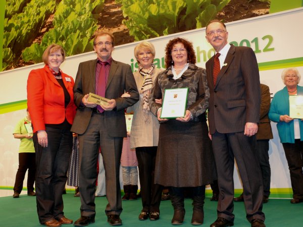 Ute Mushardt, Vorsitzende der Bundesarbeitsgemeinschaft für Urlaub auf dem Bauernhof und Landtourismus in Deutschland, Rita Pawelsi, Stellvertretende Vorsitzende des Ausschusses für Tourismus im Deutschen Bundestag sowie der Präsident des Deutschen Bauernverbandes, Gerd Sonnleitner, mit Regina und Günter Krämer aus Manderscheid