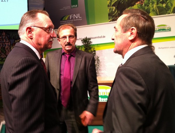 Günter Krämer im Smalltalk mit dem Präsidenten des Bauernverbandes, Gerd Sonnleitner, und dem Bundestagsabgeordneten, Edmund Geißen aus Daun