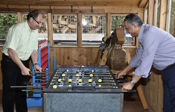 Günter Krämer und Saleh Bin Laden im Kicker-Duell