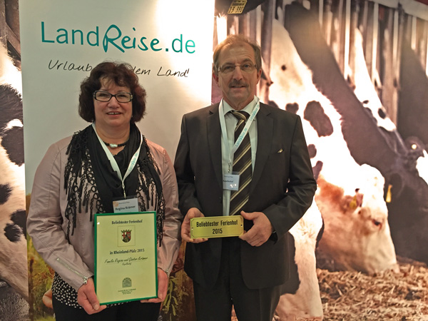 Regina und Günter mit ihrer Auszeichnung am Stand von "Landreise.de" auf der Grünen Woche 2016