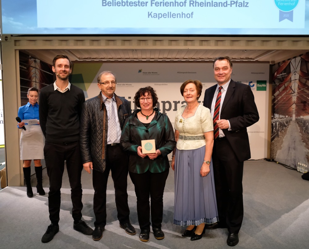 Regina und Günter Krämer vom Kapellenhof freuten sich riesig über die bereits 15. Auszeichnung zum beliebtesten Ferienhof seit 2001